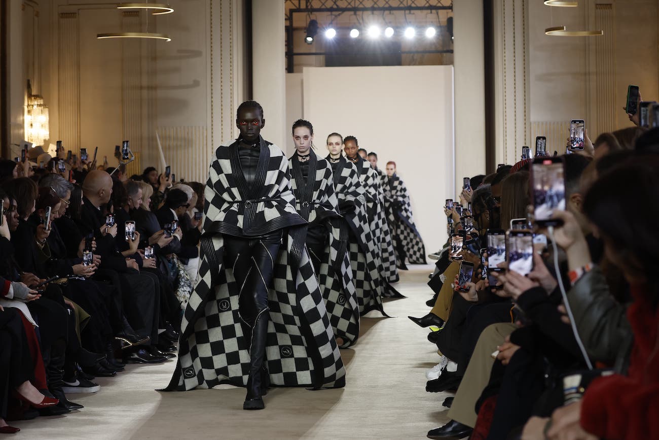 IN PARIS, THE EDGY AND STYLISH WOMAN WITH A REBELLIOUS SPIRIT FROM